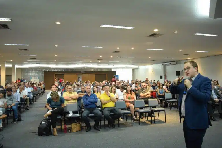 Palestra orienta gestores municipais em encontro estadual da Fecam-min