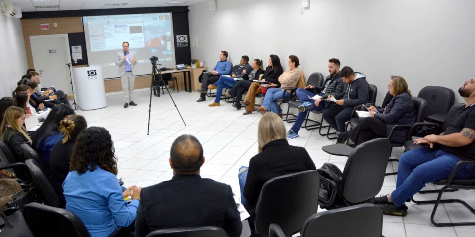 Curso capacita empreendedores para falar em público-min