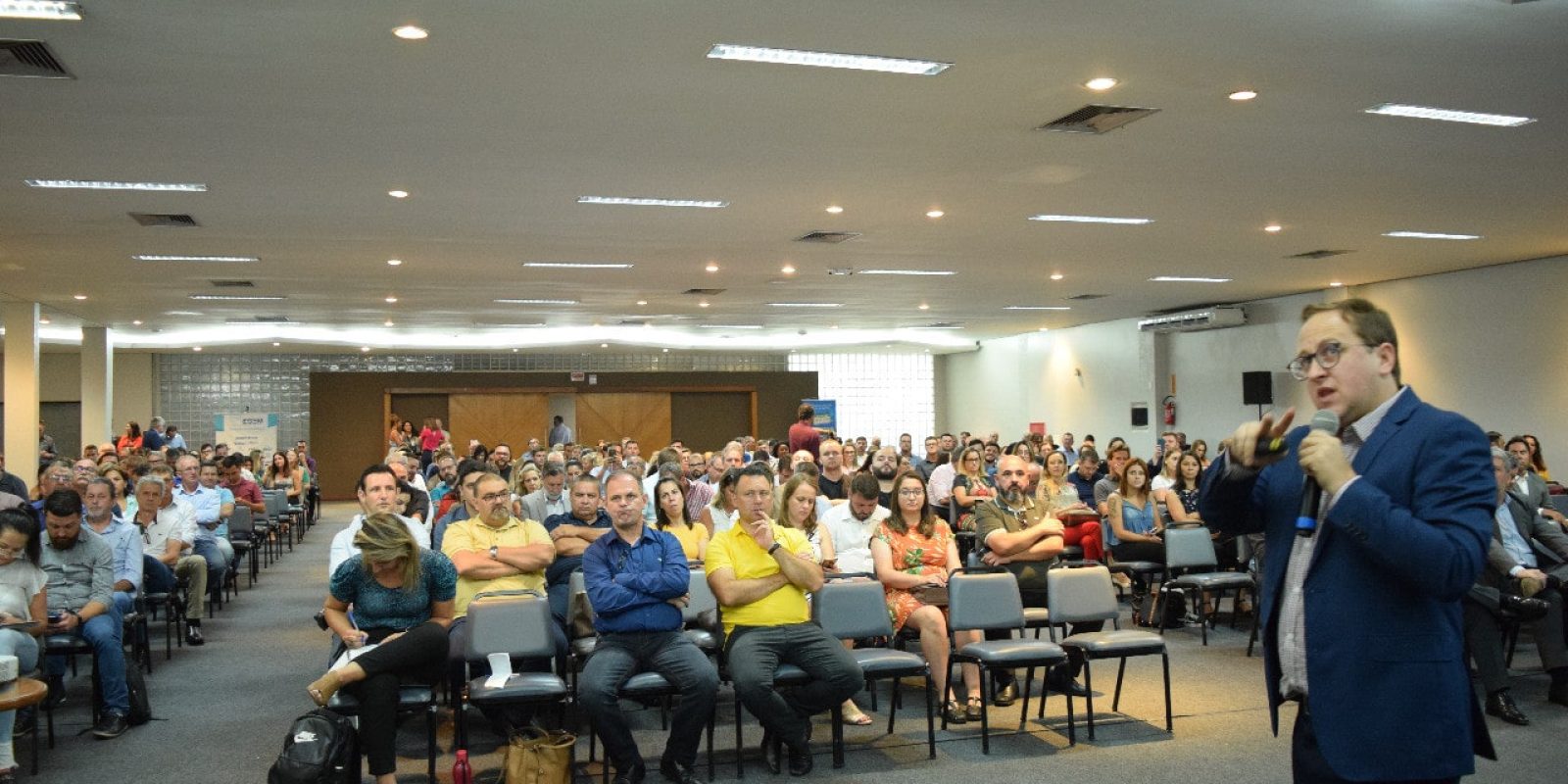 Palestra orienta gestores municipais em encontro estadual da Fecam-min